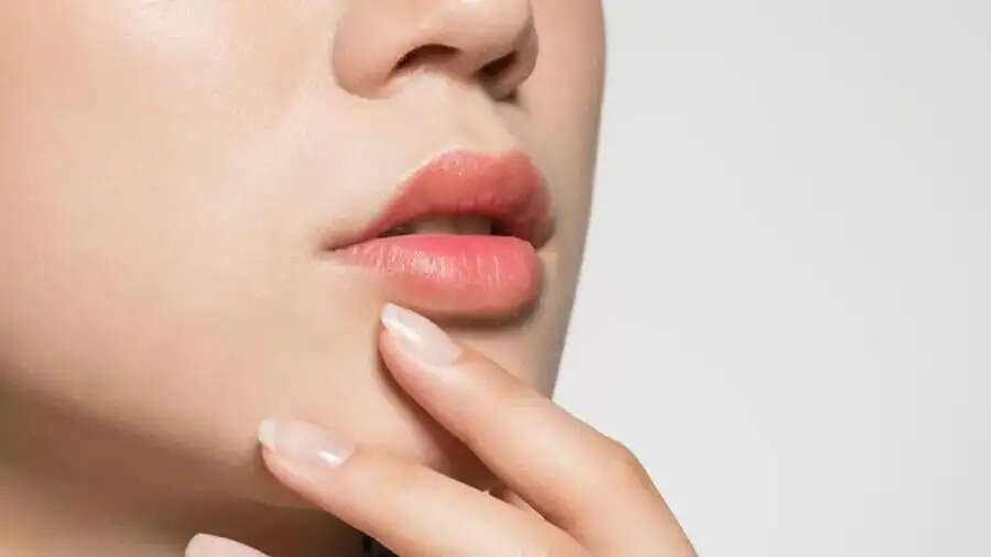 Lips Care Tips-&nbsp;क्या सर्दी की वजह से आपके होंठ फट गए हैं, सॉफ्ट बनाने के लिए अपनाएं ये नुस्खें
