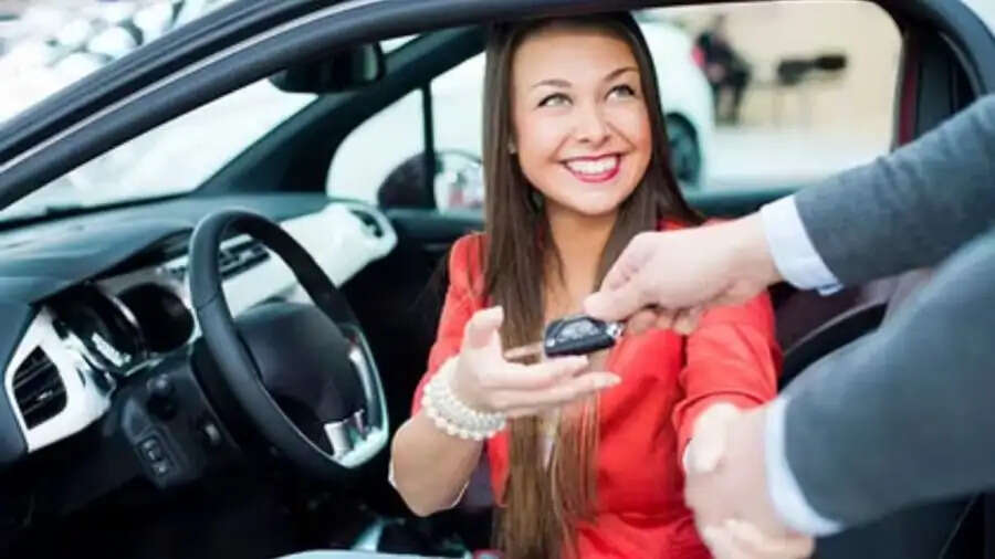 Automobile Tips- लड़कियों के नाम से कार खरीदने से मिलता हैं एक्स्ट्रा डिस्काउंट, जानिए पूरी डिटेल्स
