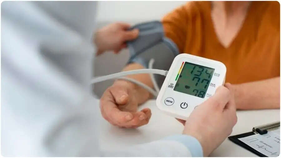 Health Tips-&nbsp;हाई ब्लड प्रेशर से ग्रसित लोगो को भूलकर भी नहीं खानी चाहिए ये चीजें, जानिए इनके बारे में