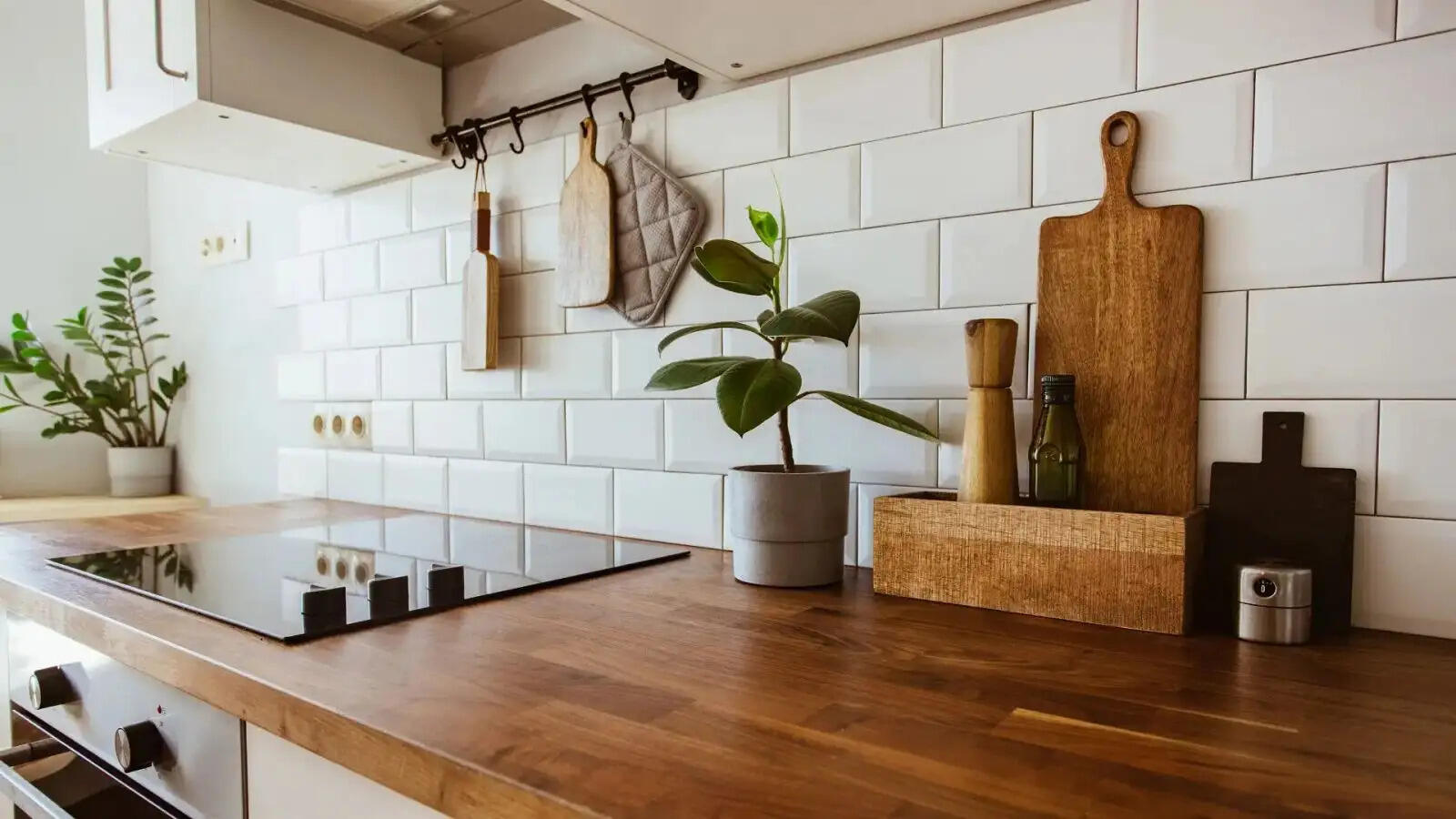 Vastu Tips- क्या रसोई में बार बार गिर रही हैं ये चीजें, हो सकता हैं अशुभ, जानिए इनके बारे में