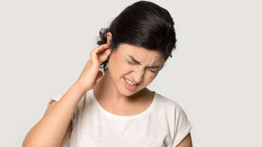 Ear Care Tips- क्या कान के मैल ने कर रखा हैं परेशान, तो अपनाए ये घेरलू नुस्खें