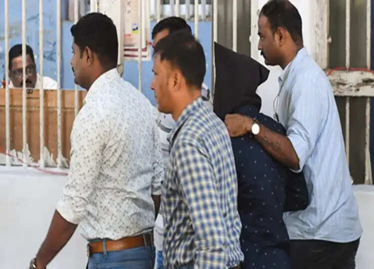 Crime; क्या पुलिस ने पकड़ लिया है गलत अपराधी? सैफ अली खान के 'हमलावर' के फिंगरप्रिंट अपराध स्थल पर मजूद फिंगरप्रिंट्स से नहीं खाते मैच!