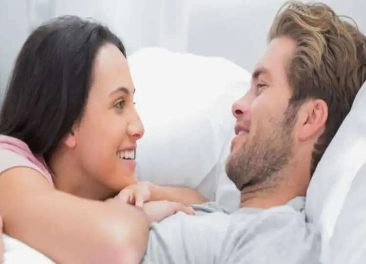 पहली बार पार्टनर के साथ इंटिमेसी के दौरान महिलाओं के शरीर में होने लगते हैं ये बदलाव,  क्लिक कर जान लें