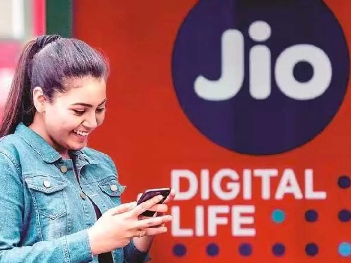 Recharge Plans- Jio और Vi &nbsp;ने कर दी यूजर्स की मौज, 749 में मिलेगा आपको इतना कुछ