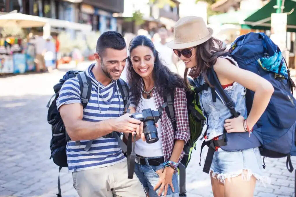 Travel Tips-दुनिया घूमना की सोच रहे है, तो घूमने के साथ आपके पास हैं पैसे कमाने का मौका