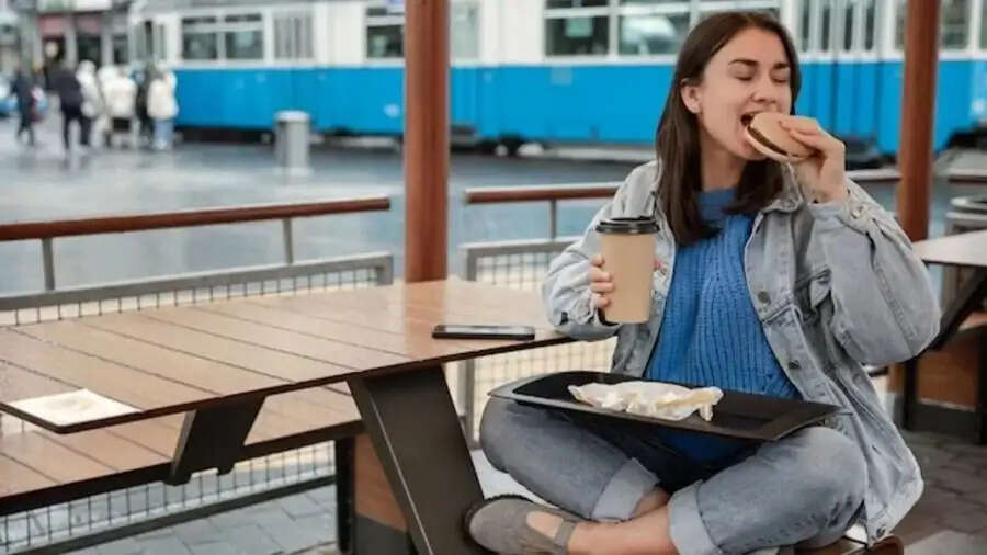 Travel Tips-&nbsp;सफर का आनंद बढ़ा देते हैं ये फूड्स, जानिए इनके बारे में