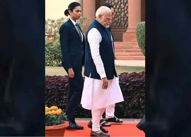 पीएम मोदी के पीछे चल रही महिला कमांडो की तस्वीर वायरल, क्या है फोटो के पीछे की सच्चाई?