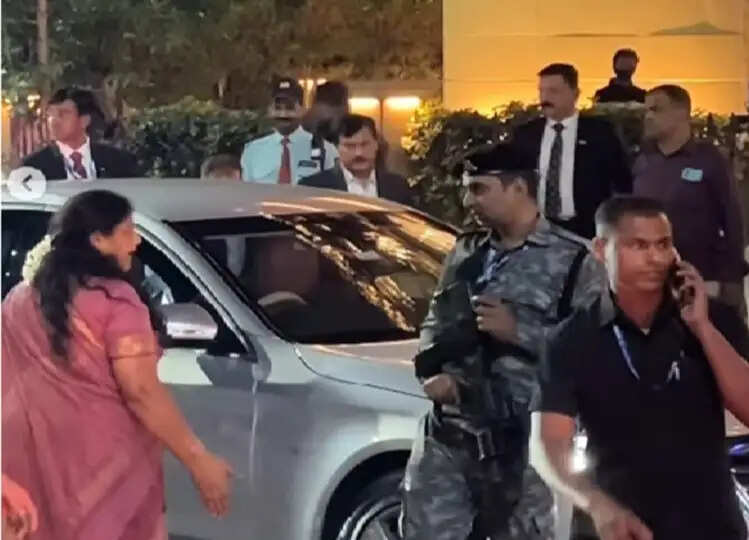 WATCH: ट्रैफिक बाधित करने को लेकर नीता अंबानी के बॉडीगार्ड से भिड़ गई महिला, इस तरह लूट ली महफिल
