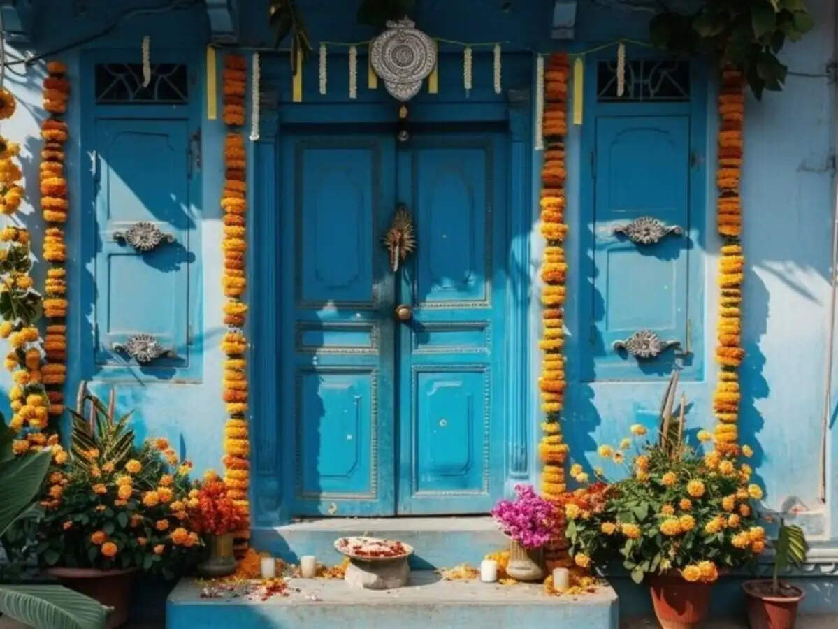Vastu Tips- अगर मॉ लक्ष्मी को रखना चाहते हैं प्रसन्न, घर से निकलने से पहले पर्स में रखें ये चीजें, जानिए पूरी डिटेल्स