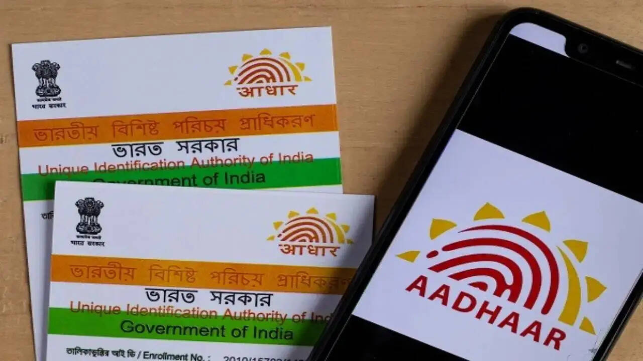 Aadhar Card Tips- आधारकार्ड से होने वाले धोखे से बचने के लिए ऐसे करें आधार को सेफ, जानिए इसका प्रोसेस
