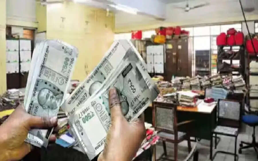 8th Pay Commission: इन सरकारी कर्मचारियों की नहीं बढ़ेगी सैलरी, क्लिक कर जान लें डिटेल्स