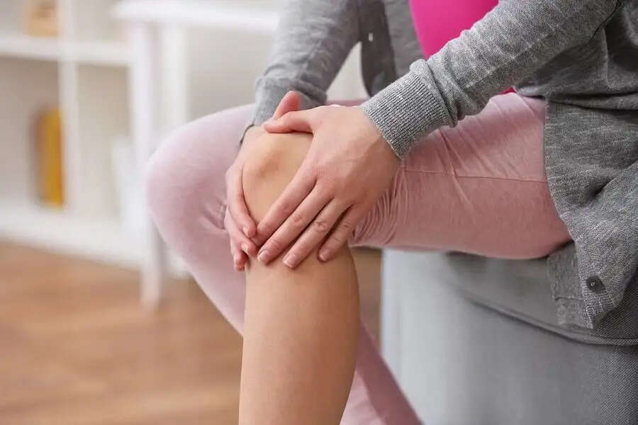 Health Tips- क्या आपके घुटनों में हो रही ही सूजन, तो इस बीमारी के हो गए हैं शिकार