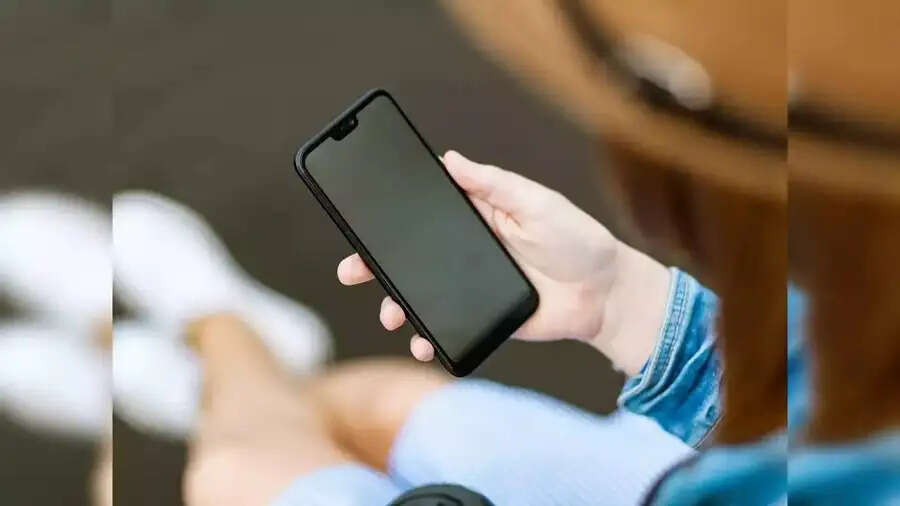 Smartphone Tips-  क्या आप स्मार्टफोन नहीं करते हैं महीनों में अपडेट, जानिए इसके नुकसान