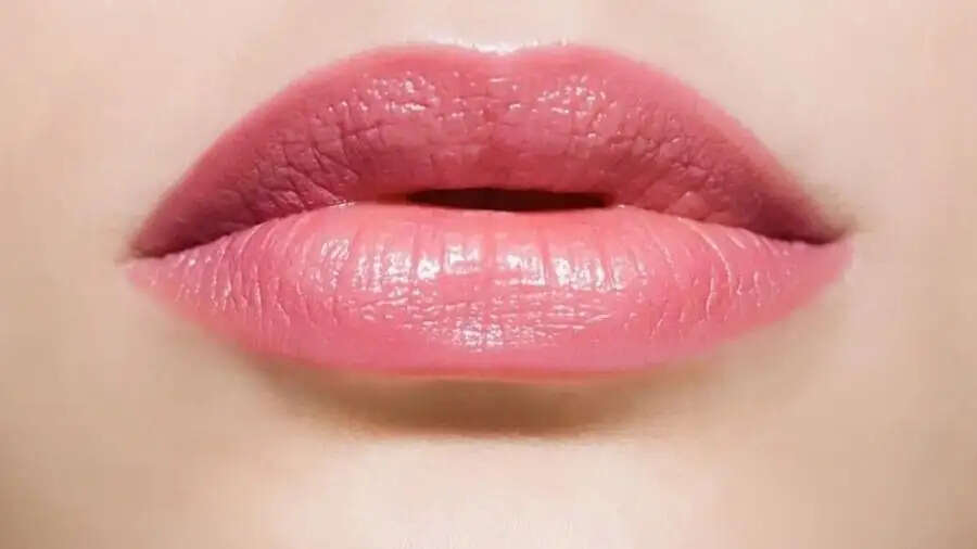Lips Care Tips- क्या आप फटे होंठों से परेशान हैं, तो आजमाएं ये घरेलू नुस्खें