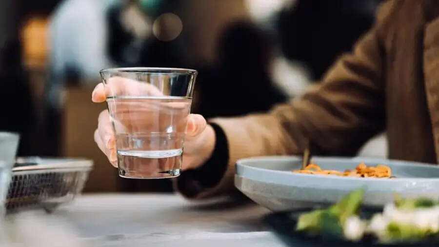 Health Tips- क्या खाने से पहले पानी पीना चाहिए या नहीं, आइए जानें विशेषज्ञ क्या कहते हैं