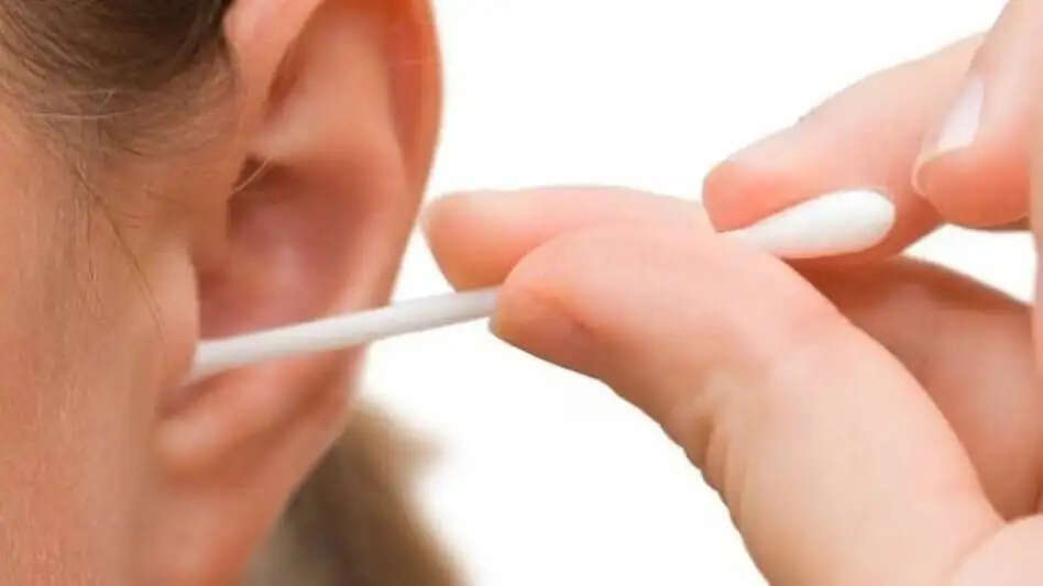 Ear Care Tips- क्या आपके कान में बहुत अधिक गंदगी जम गई हैं, साफ करने के लिए अपनाएं ये उपाय