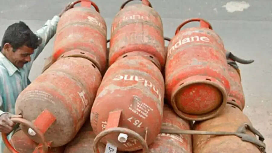 Gas Cylinder Tips- गैसा सिलेंडर यूज करते समय भूलकर भी ना करें ये गलतियां, खतरें से बचने के लिए जानिए इन गलतियों के बारे में
