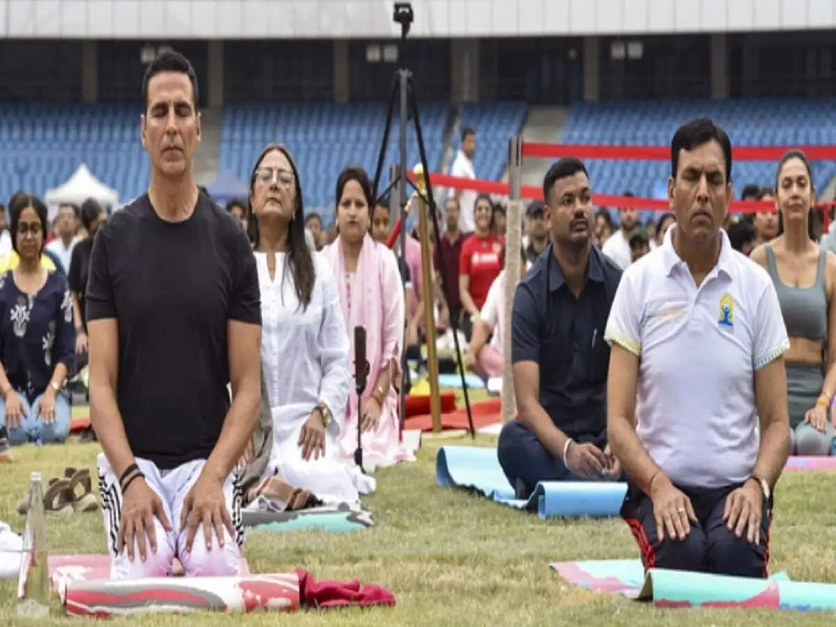 Entertainment News- बॉलीवुड सेलेब्स ने इस तरह मनाया योग दिवस, जानिए किसने क्या किया