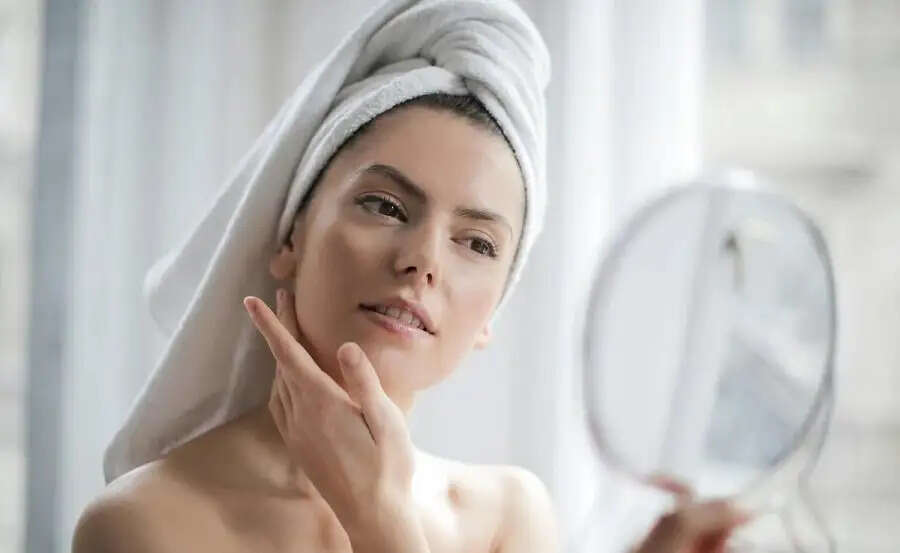 Skin Care Tips-&nbsp;क्या सर्द मौसम की वजह से स्किन हो गई हैं ड्राई, तो ऐसे करें इलाज
