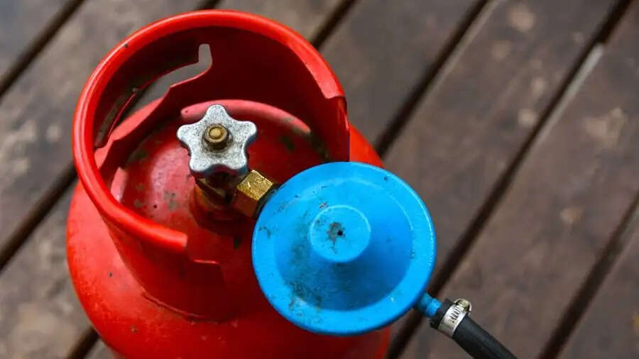 LPG Cylinder Price Today :&nbsp;मार्च शुरु होते ही बढ़ गए हैं सिलेंडर के दाम, आइए जानें कितनी हो गई गैस की कीमत