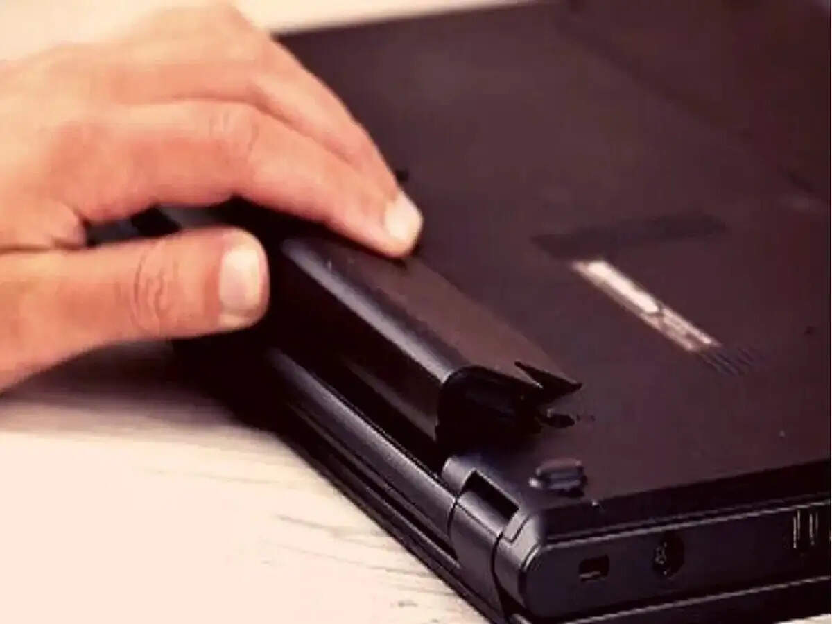 Laptop Update- कही बैटरी की वजह से तो स्लो नहीं हो रहा हैं आपका लैपटॉप, आज ही इन गलतियों से बचें