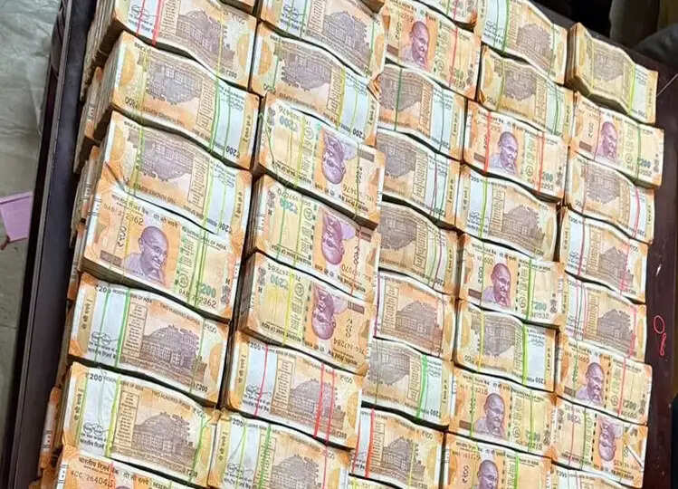 भोपाल में परिवहन विभाग के पूर्व कांस्टेबल के घर से 40 किलो चांदी और नोटों की गड्डियां बरामद