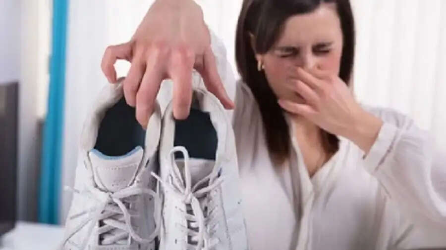 Health Tips- क्या गर्मी में आपके जूतों से बदबू आती है, तो अपनाएं ये ट्रिक्स
