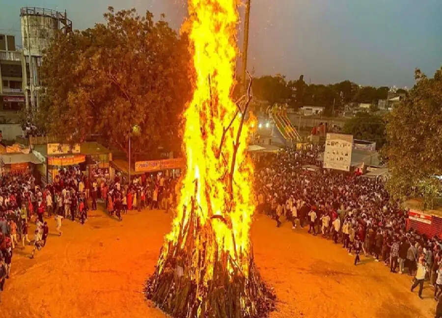 Holika Dahan 2025: होलिका दहन पर भूल कर भी ना करें ये गलतियां, वरना पड़ जाएंगे लेने के देने