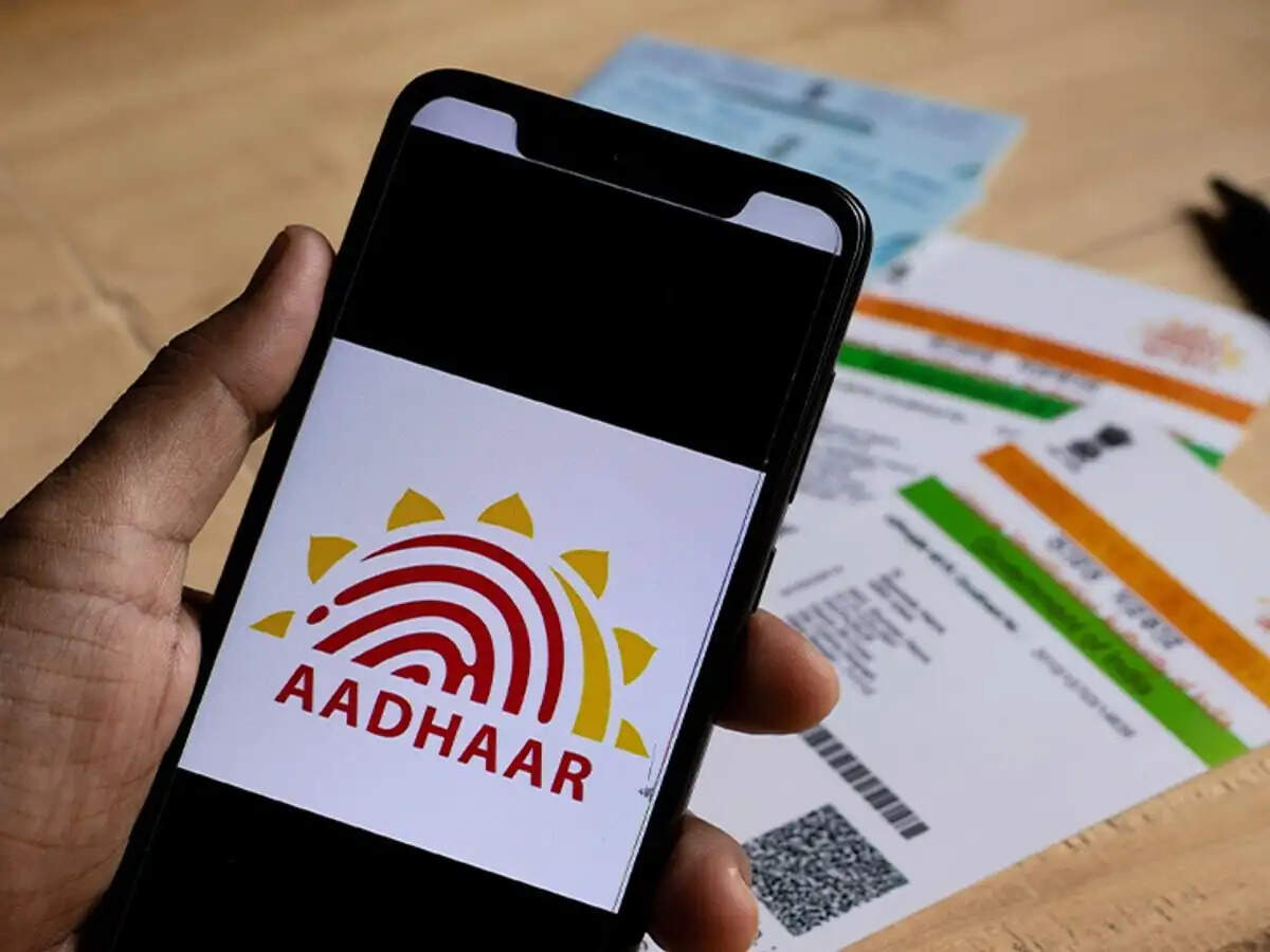 Aadhaar Card Tips- क्या PVC आधार कार्ड बनवाने के बाद नॉर्मल कार्ड हो जाता हैं खराब, जानिए इससे जुड़ी पूरी डिटेल्स