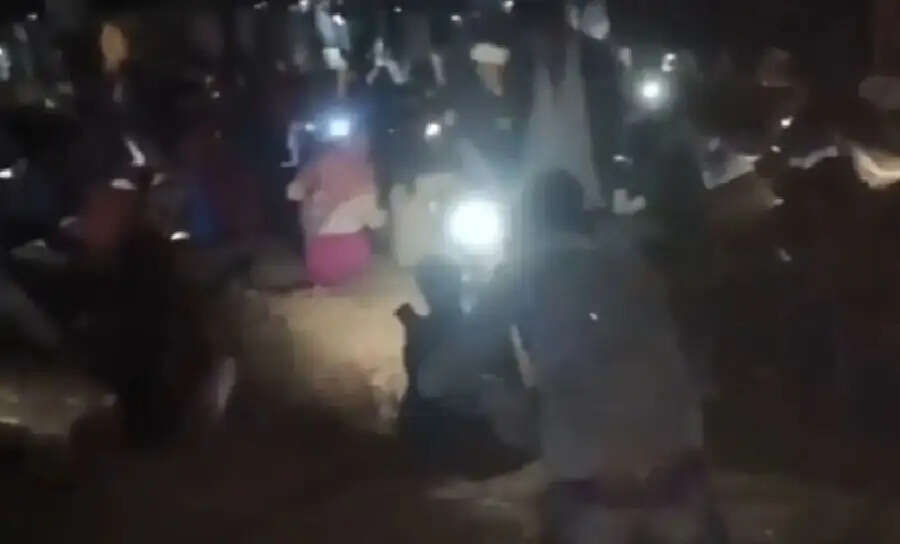 Video: छावा फिल्म से प्रेरित होकर मुग़लों से लूटा खजाना ढूंढ़ने असीरगढ़  किले पहुंच गए गाँव के लोग, करने लगे खुदाई, वीडियो वायरल