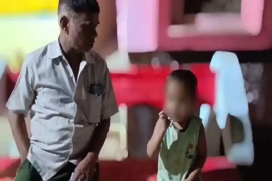 पांच साल के बच्चे को सिगरेट पिला रहे थे डॉक्टर साहब! कहा- खांसी सही हो जाएगी, अब CMO ने कर दी बड़ी कार्रवाई