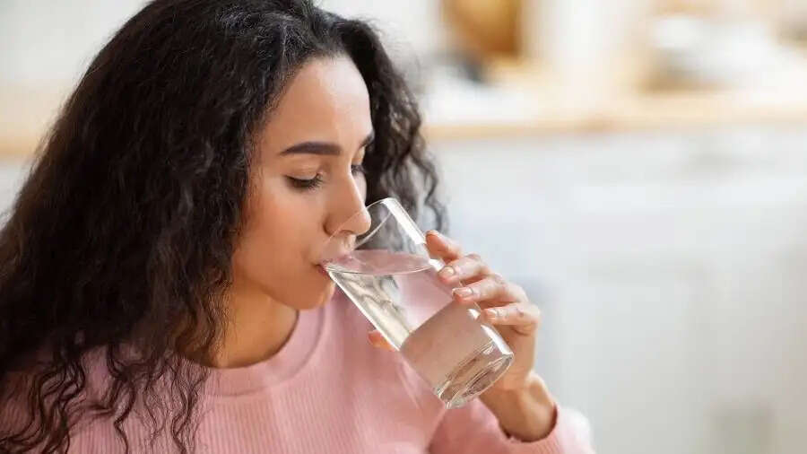 Health Tips-&nbsp;सुबह खाली पेट गर्म पानी में मिलाकर पिएं ये चीज, सर्दी होगी छूमंतर