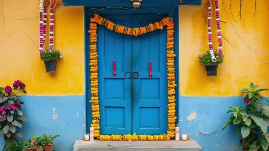 Vastu Tips-&nbsp;साल खत्म होने से पहले घर के द्वार पर बांधे ये चीजें, बढ़ेगी सुख और समृद्धि