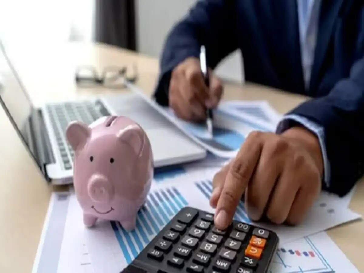 Savings Account: क्या सिर्फ सेविंग्स अकाउंट में पैसा रखना सही है? CA ने मध्यमवर्ग को बताए बेहतर निवेश विकल्प