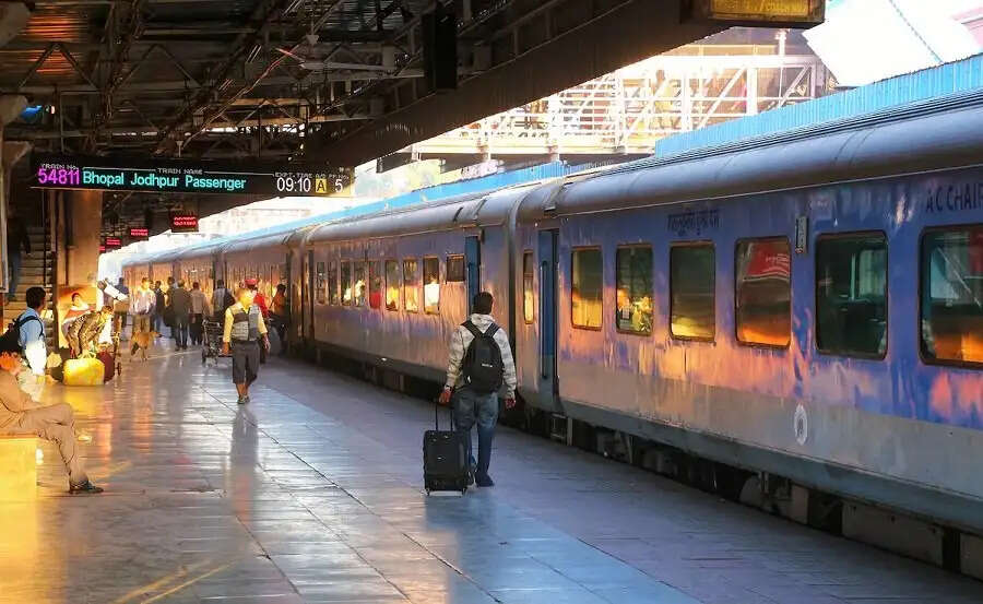 Train Tips- ट्रेन में केवल टिकट ना होने पर ही नहीं, इन कार्यों के लिए भी लग सकता हैं जुर्माना, जानिए इसका नियम