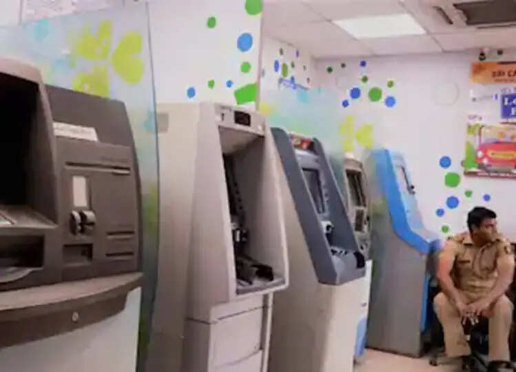 ATM से 500 रुपए निकालने बिहार का छात्र पहुंचा ATM, खाते में शेष राशि 87 करोड़ रुपए देख उड़ गए होश, फिर...