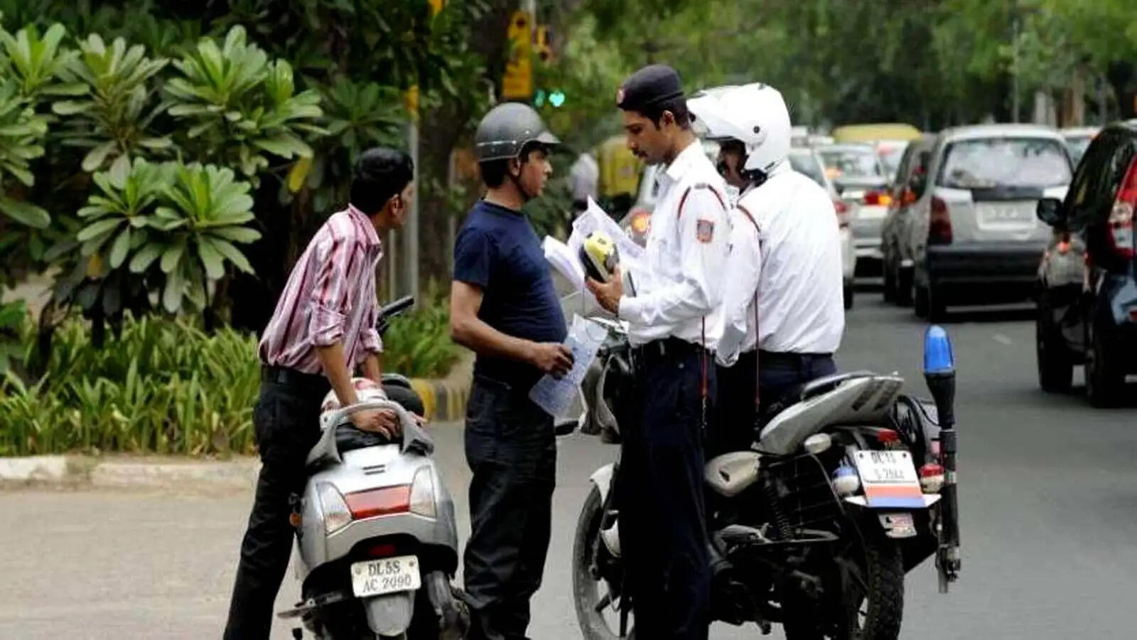 Traffic Challan Tips- क्या आपकी गाड़ी रोक ली है ट्रैफिक पुलिस ने, तो तुरंत करें ये काम