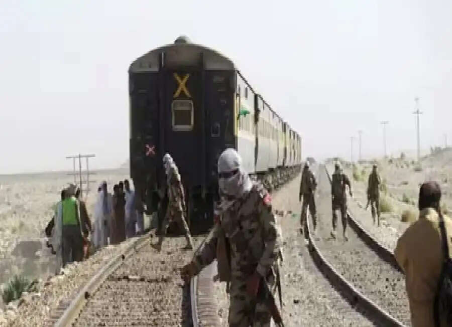 Pakistan train hijack: 155 बंधकों को मुक्त कराया गया, 27 आतंकवादी मारे गए, बचाव अभियान अभी भी जारी