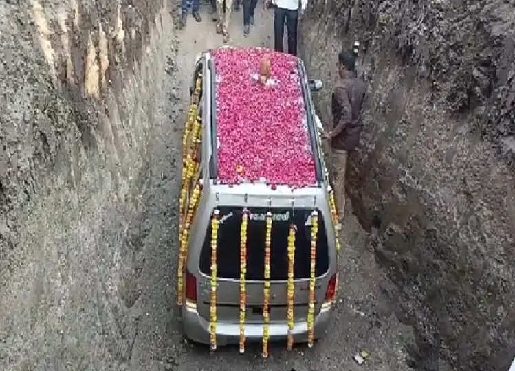 Viral video: 12 साल पुरानी Wagon R का 1500 मेहमानों के साथ शख्स ने किया भव्य अंतिम संस्कार, कारण जानकर होगी हैरानी