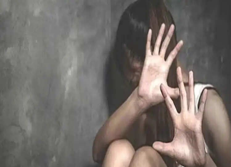 Bengaluru: देर रात बस का इंतजार कर रही थी महिला, मजदूरों ने किया सामूहिक बलात्कार ; दो गिरफ्तार
