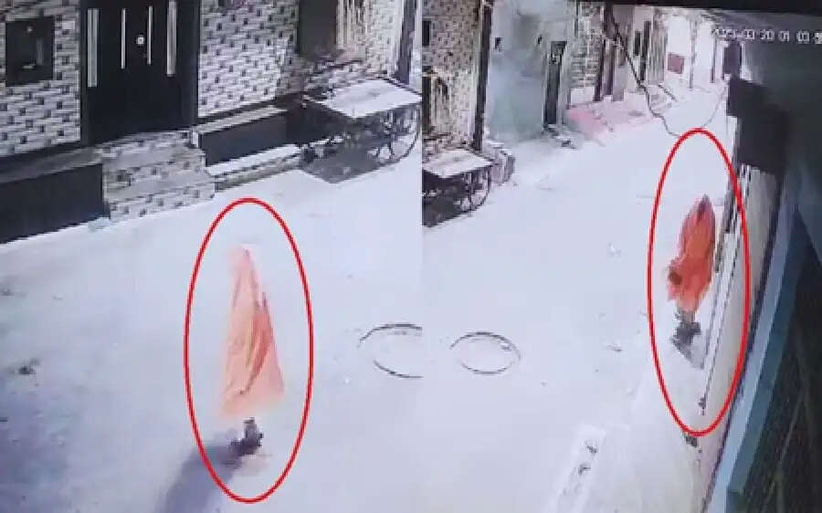 Video:सीसीटीवी में चेहरा नहीं दिखता...रात के अंधेरे में लोगों के घरों की घंटी बजा कर आगे बढ़ जाती 'स्त्री', खौफ से सहमे लोग, जानें मामला