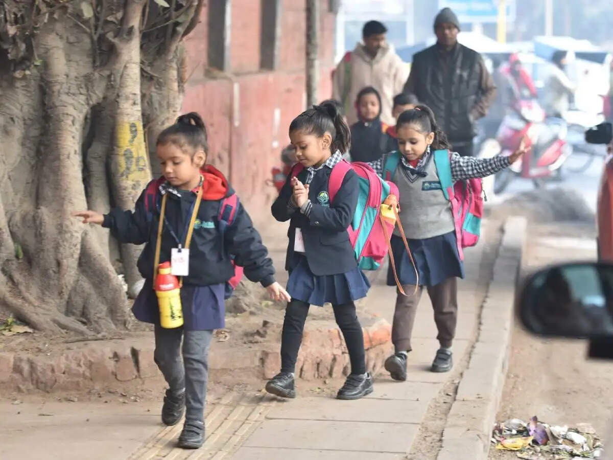 Winter Vacations- बढ़ती सर्दी के कारण नोएडा में 8वीं तक के बच्चों कि छुट्टियां घोषित, जानिए और कहां है विंटर वेकेशन