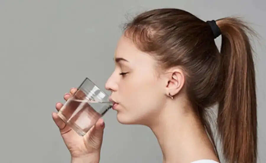 Health Tips- सर्दियों में शरीर में पानी की कमी हो गई हैं, ऐसे करें पूर्ती