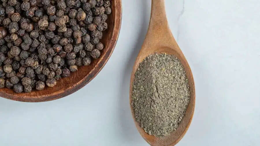 Health Tips-  स्वास्थ्य के लिए फायदेमंद होता हैं काली मिर्च का पानी पीना, आइए जानते हैं इसके बारे में