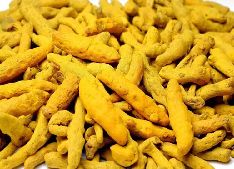 Beware! बहुत अधिक हल्दी का सेवन हो सकता है हानिकारक, जानें साइड इफेक्ट्स