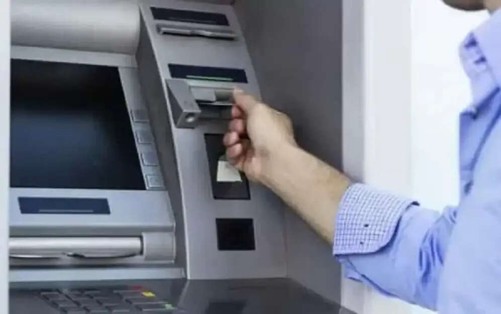 ATM Withdrawal Fee Hike: ATM से पैसे निकालने पर बढ़ेगा चार्ज, अब हर ट्रांजैक्शन पर चुकाने होंगे इतने रुपए… RBI ने दी मंजूरी
