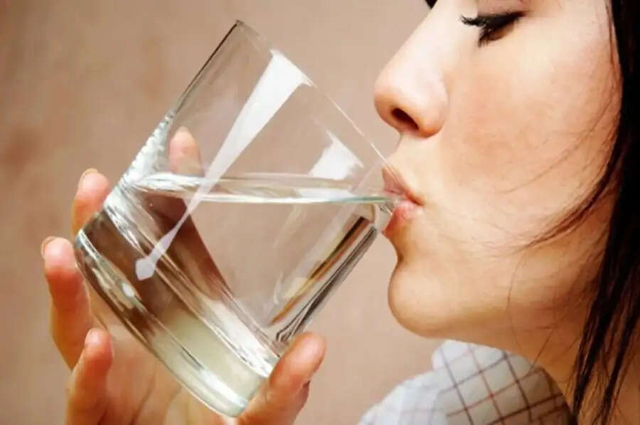 Health Tips- सुबह खाली पेट गर्म पानी पीने के फायदें जानकर हैरान हो जाएंगे आप, ऐसे करें सेवन