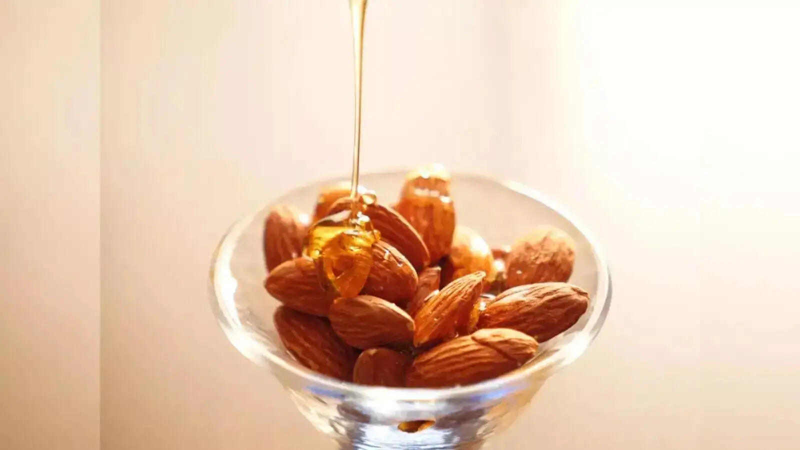 Health Tips- शहद के साथ बादाम खाने के लाभ, जानिए इनके बारे में