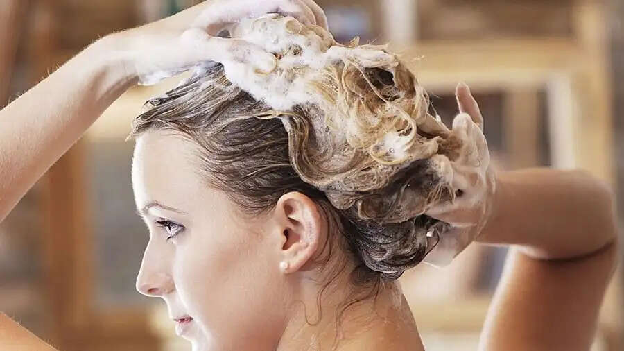 Hair Care Tips-&nbsp;चमकदार और घने बाल पाने के लिए हफ्ते में कितनी बार बाल धोएं, जानिए पूरी डिटेल्स