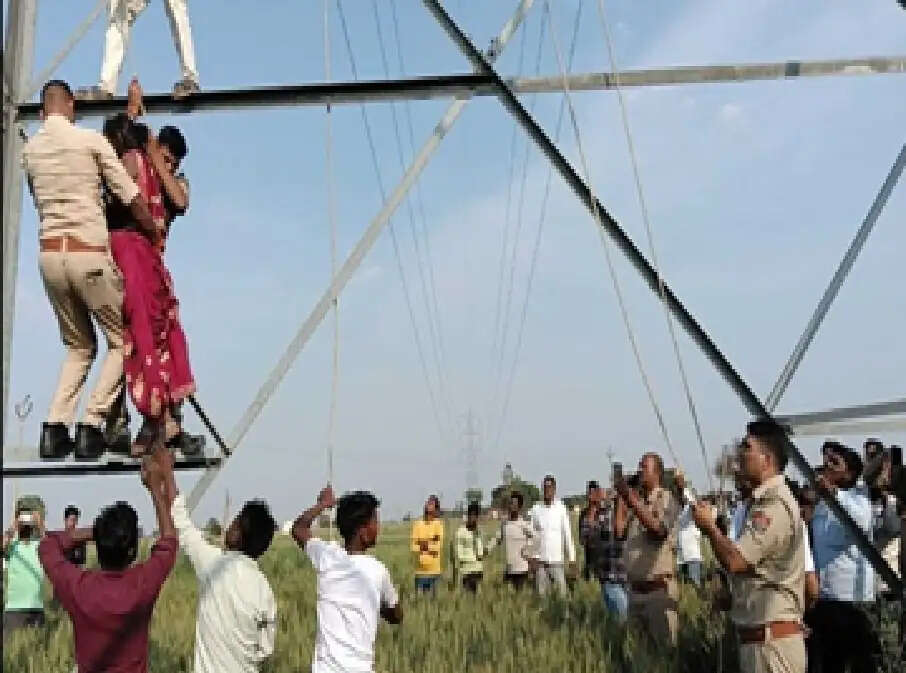 Video: पति से हुई लड़ाई तो उसे सबक सिखाने के लिए टावर पर चढ़ गई  महिला, जाबांज पुलिसकर्मी ने ऐसे बचाई जान